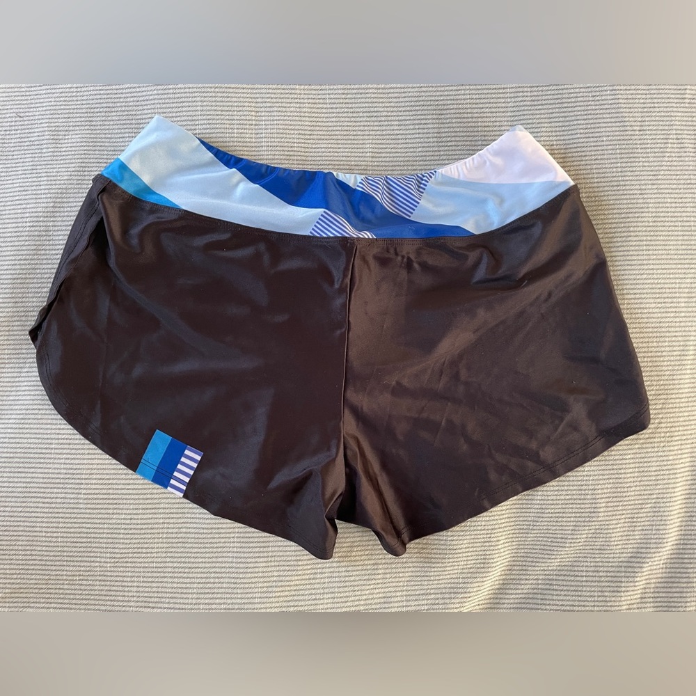 Coeur Running Shorts - Picture 2 of 3